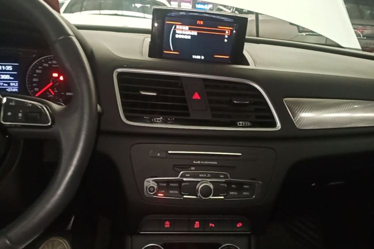 Audi Q3 2018 car image #10