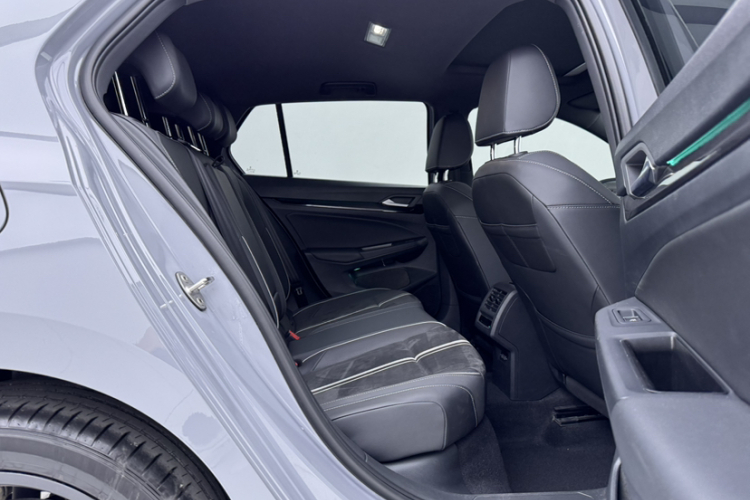 Volkswagen Golf 2021 car image #11