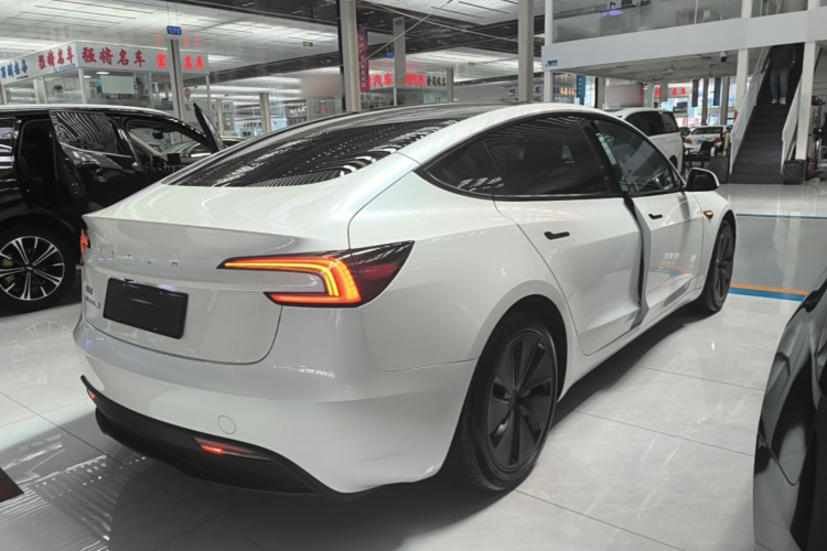 Tesla Model 3 2024 car image #5