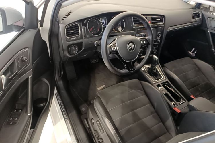 Volkswagen Golf 2018 car image #16