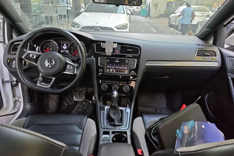 Volkswagen Golf 2017 car image #11