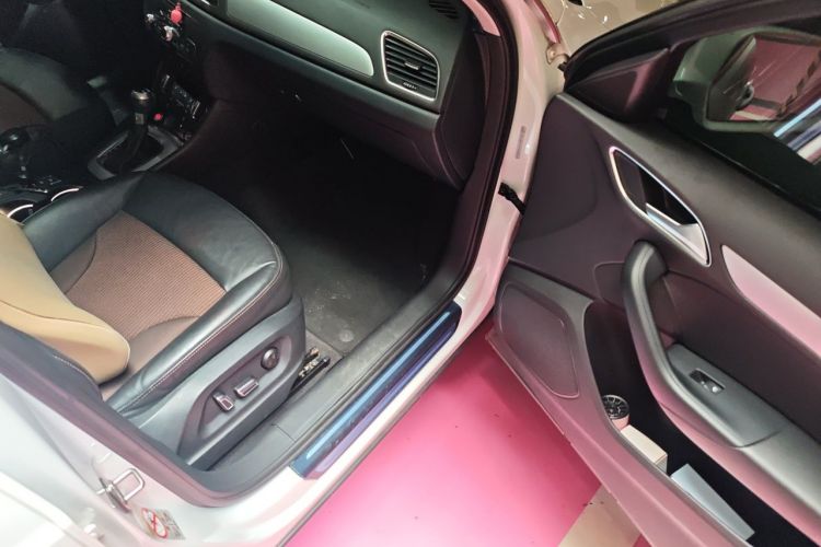 Audi Q3 2019 car image #23