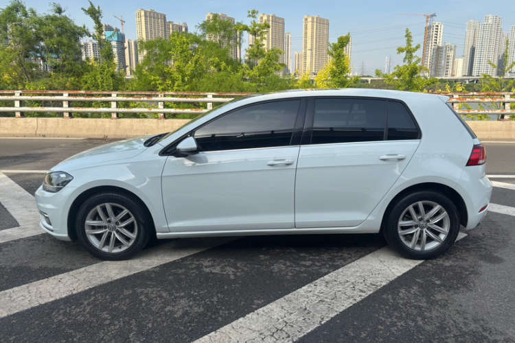 Volkswagen Golf 2018 car image #5
