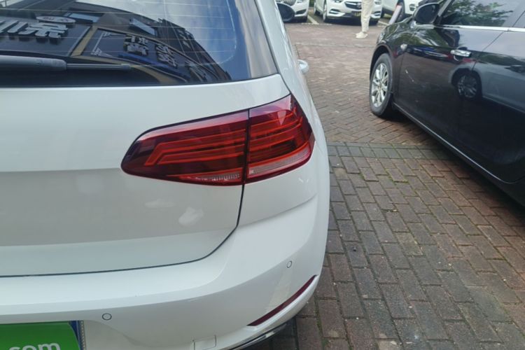 Volkswagen Golf 2018 car image #8