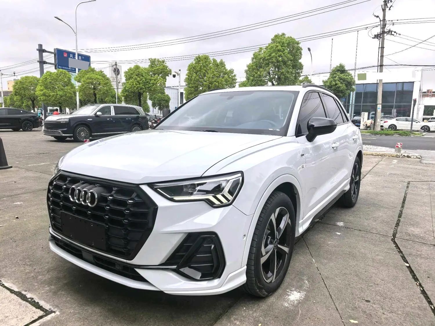 Audi Q3 2023 car image 