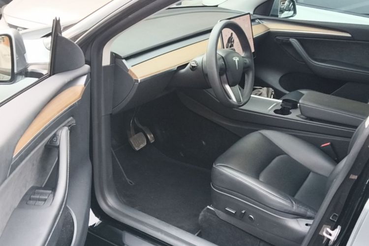 Tesla Model Y 2021 immagine di auto #16