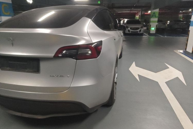 Tesla Model Y 2023 immagine di auto #8