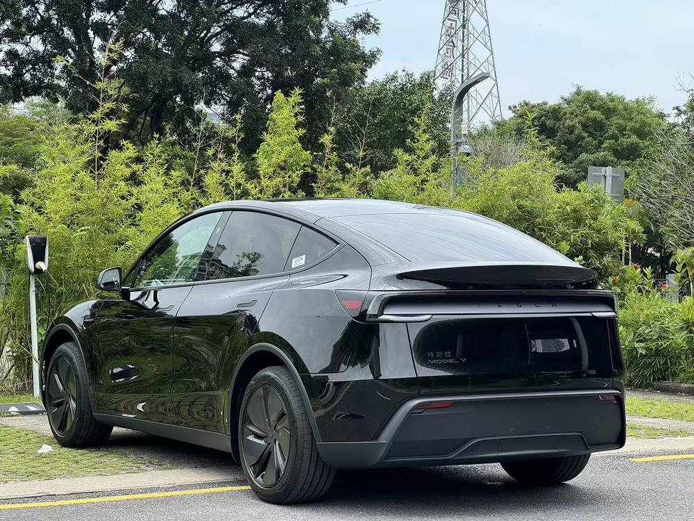 Tesla Model Y 2026 #5 Tesla Model Y 2026 car image #5