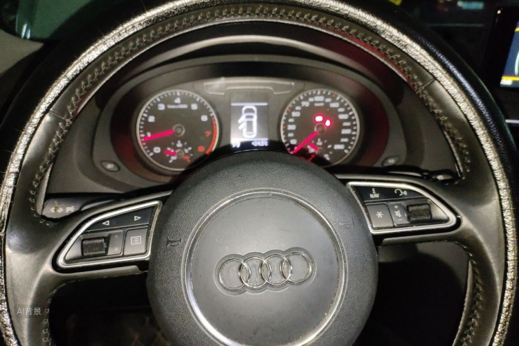Audi Q3 2018 car image #12
