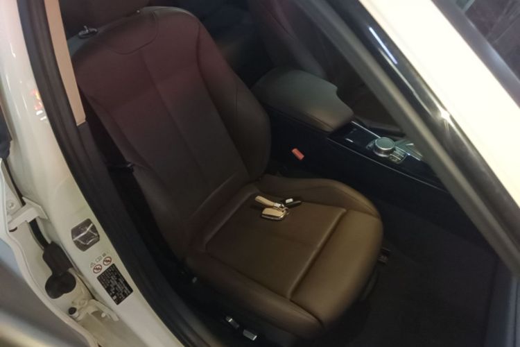 BMW 3 Series 2018 car image #24