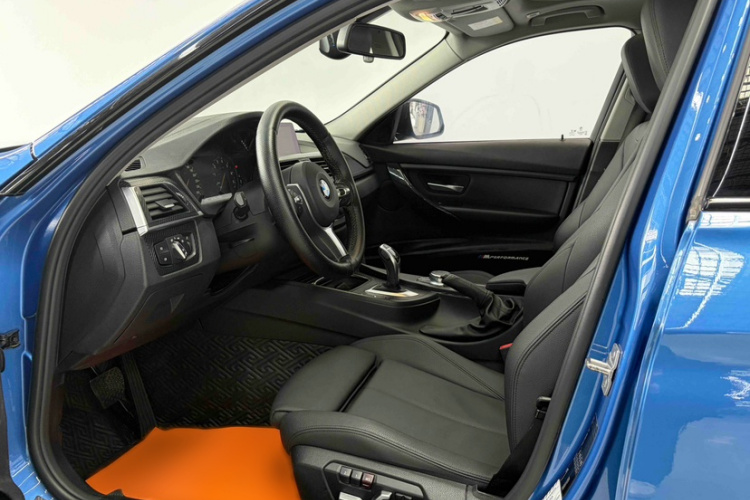 BMW 3 Series 2018 car image #18