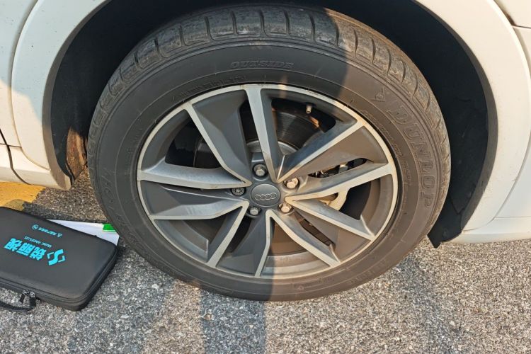 Audi Q3 2019 car image #9