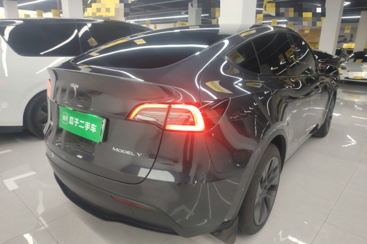 Tesla Model Y 2024 immagine di auto #7
