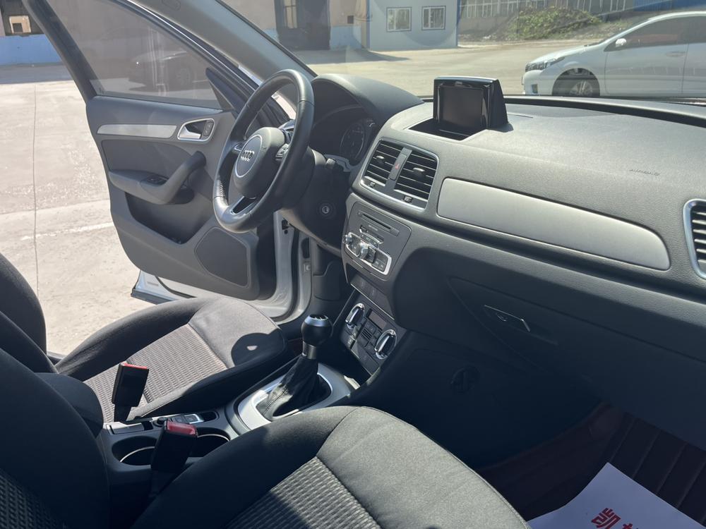 Audi Q3 2015 car image #10
