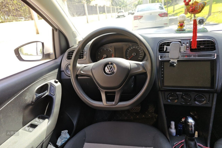 Volkswagen Polo 2019 car image #12