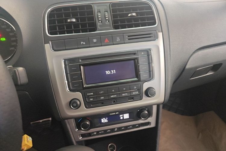 Volkswagen Polo 2017 car image #13
