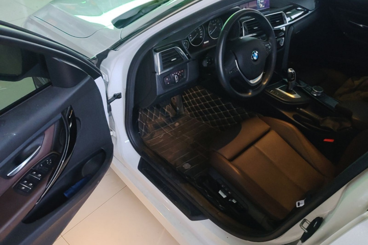 BMW 3 Series 2019 car image #16