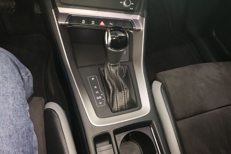 Audi Q3 2021 car image #18