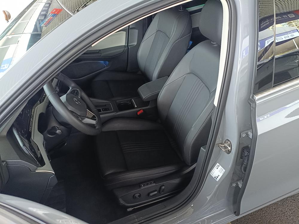 Volkswagen Golf 2025 car image #18