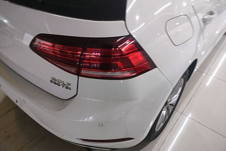 Volkswagen Golf 2018 car image #8