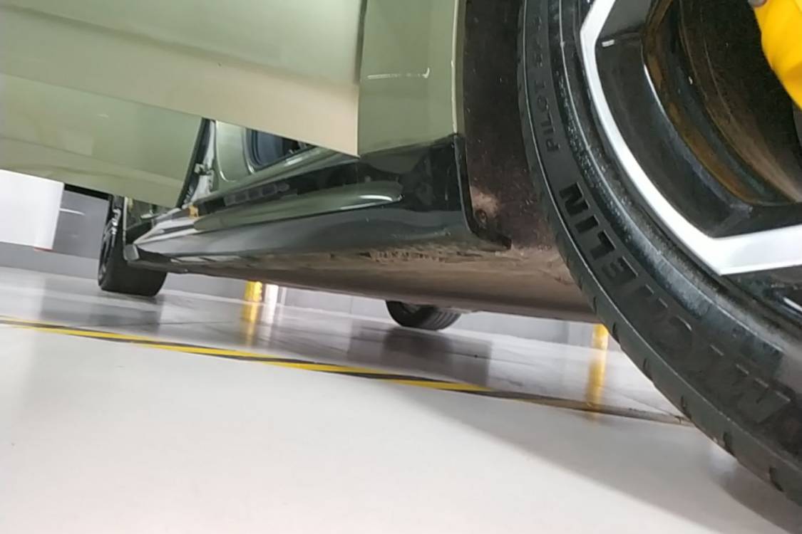 MI SU7 2024 immagine di auto #9