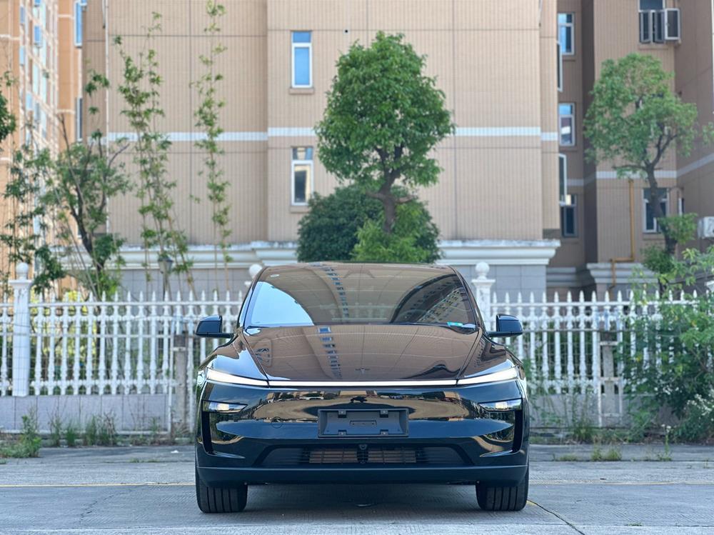 Tesla Model Y 2026 car image #2