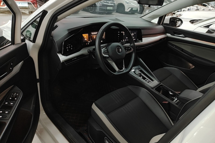 Volkswagen Golf 2022 car image #16
