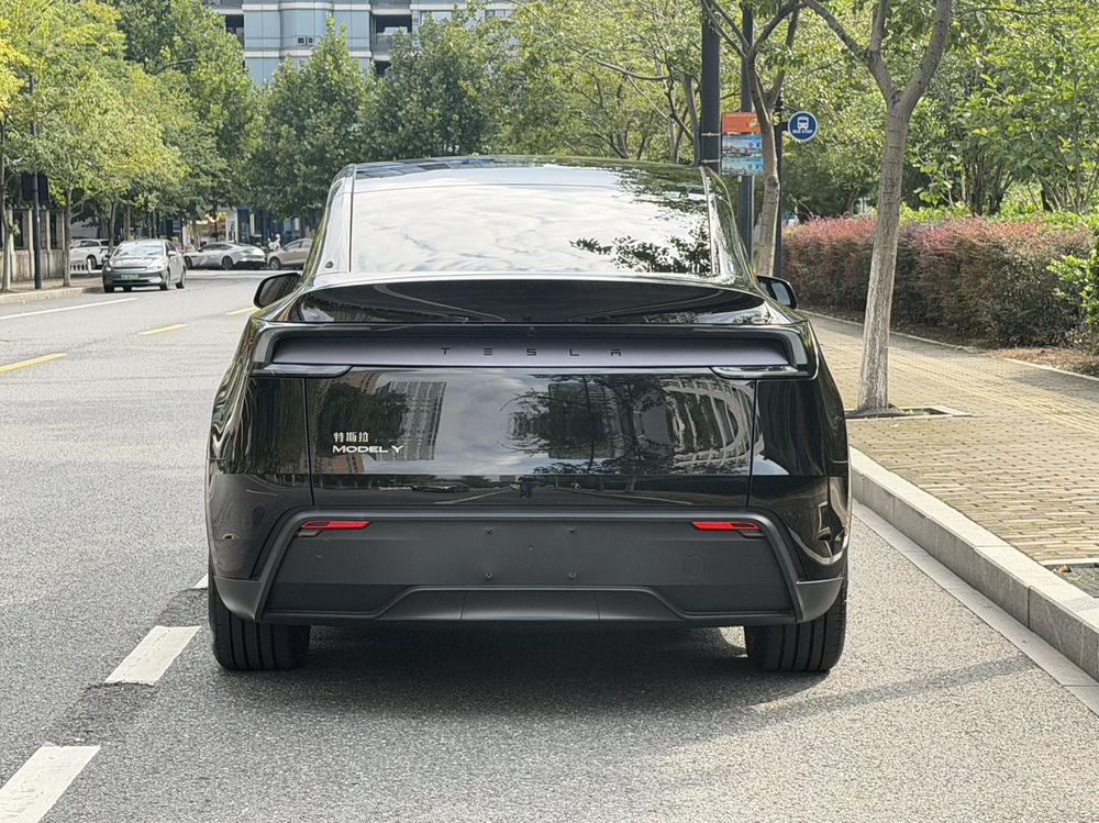 Tesla Model Y 2026 #5 Tesla Model Y 2026 car image #5