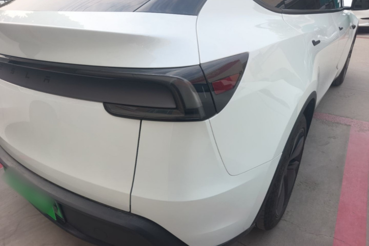 Tesla Model Y 2025 car image #8