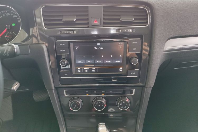 Volkswagen Golf 2018 car image #13