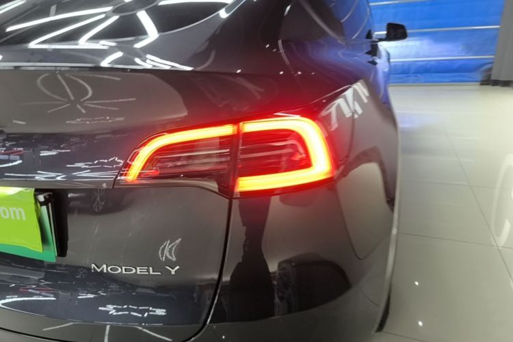 Tesla Model Y 2024 immagine di auto #8