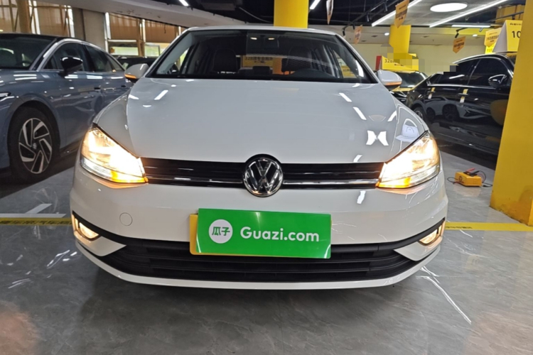 Volkswagen Golf 2018 car image #3