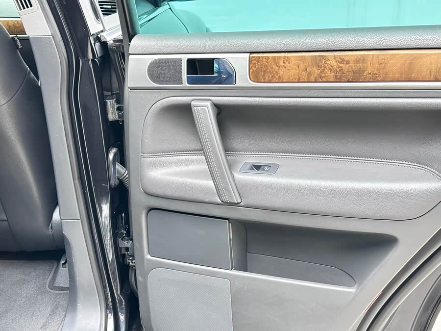 Volkswagen Touareg 2010 immagine di auto #25