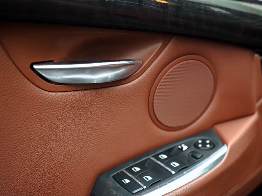 BMW 5 Series GT 2012 immagine di auto #25