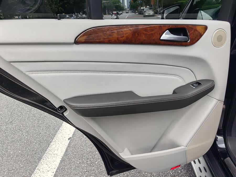 Mercedes-Benz M Class 2012 car image #25