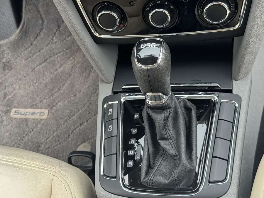 Skoda Superb 2013 car image #25
