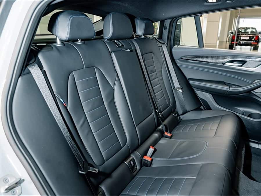 BMW X4 M40i 2024 car image #25