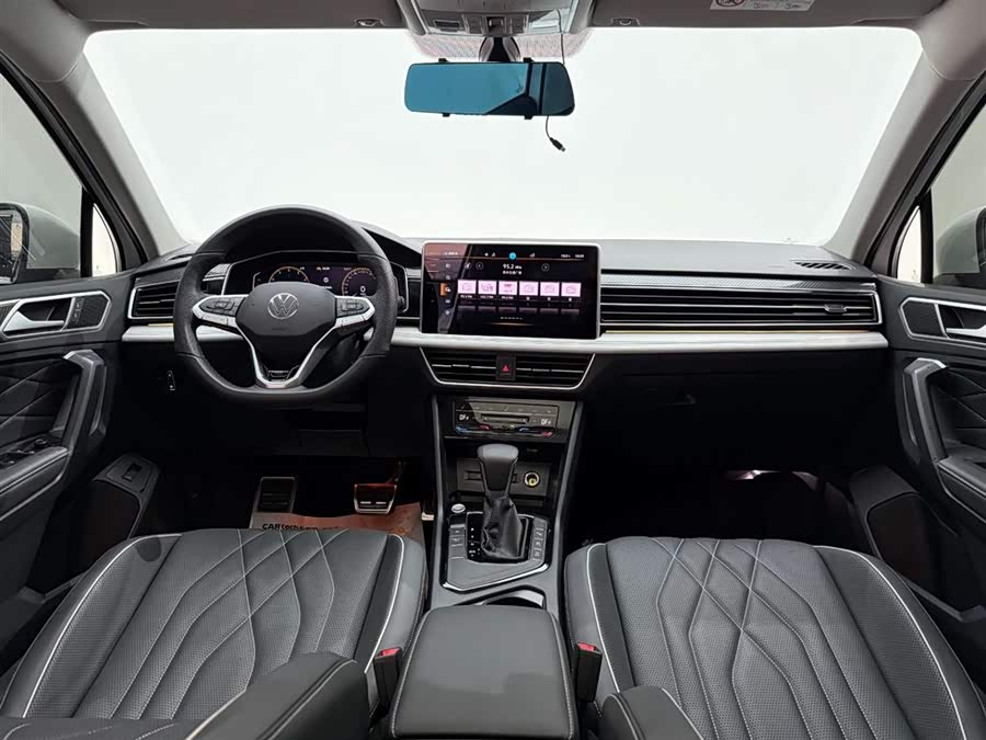 Volkswagen Tiguan L 2024 car image #25