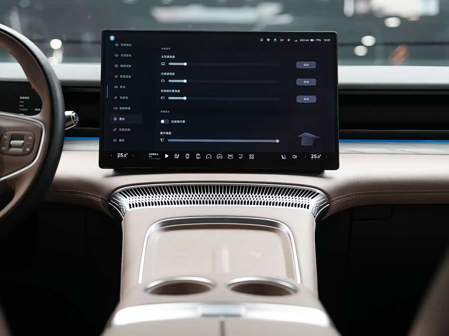 Xpeng X9 2025 صورة سيارة #25