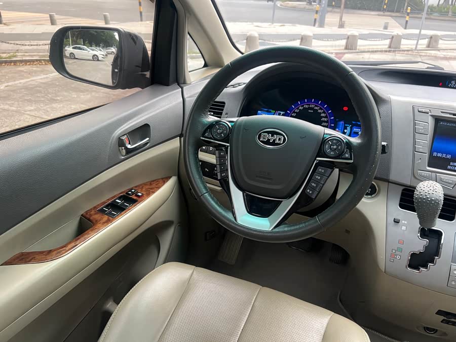 BYD M6 2015 car image #25