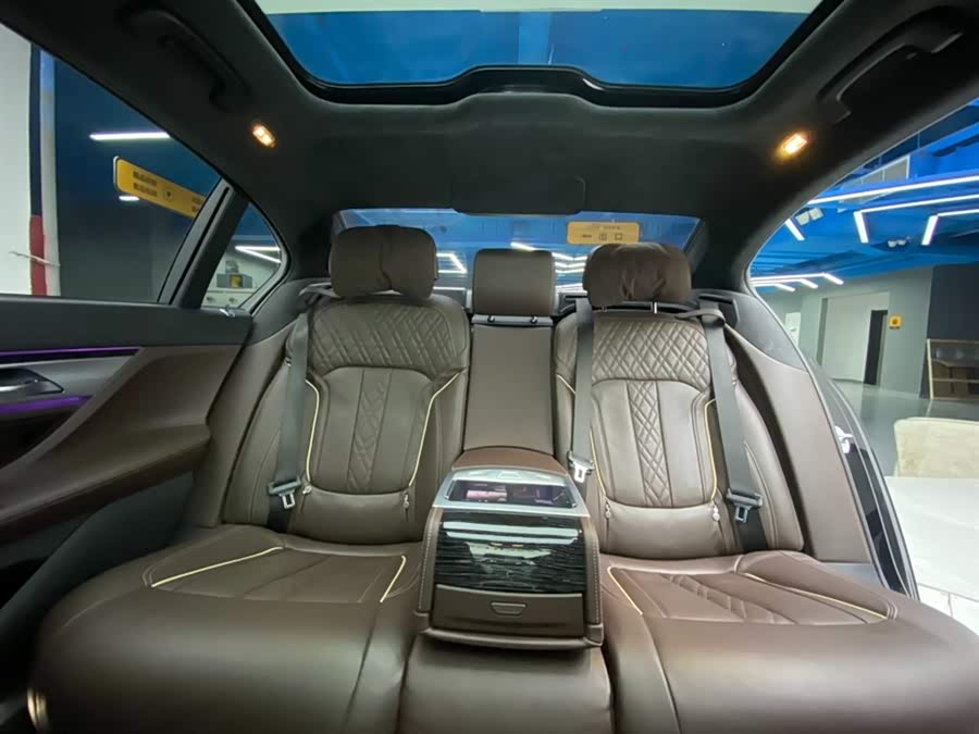 BMW 7 Series 2020 car image #25