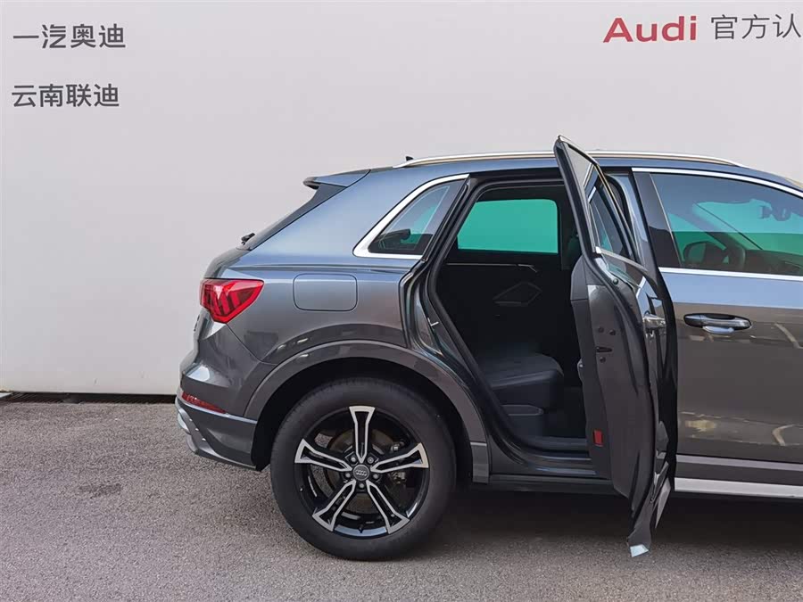 Audi Q3 2020 car image #25