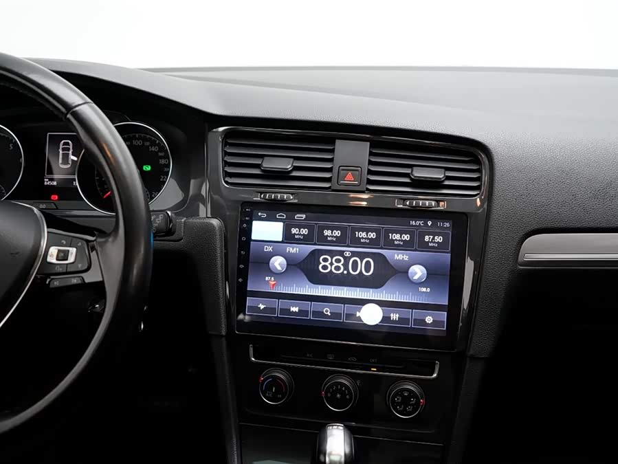 Volkswagen Golf 2018 car image #25
