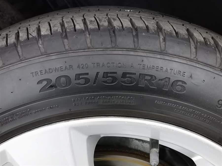 2012 car image #25