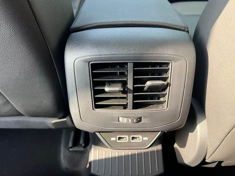 Volkswagen T-Roc 2023 car image #25