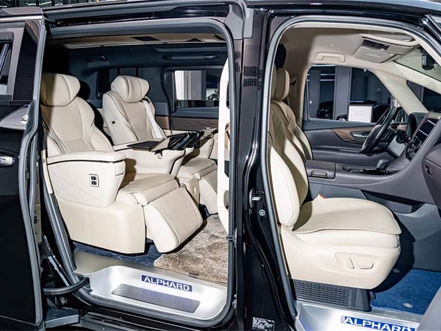 Toyota Alphard 2025 car image #25
