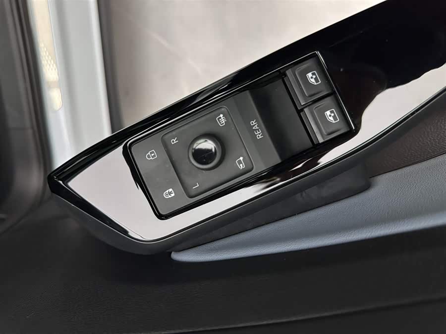 Volkswagen ID.4 X 2022 immagine di auto #25