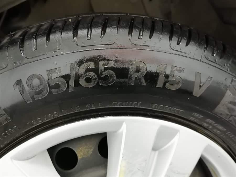 Forthing Lingzhi 2019 #25 Forthing Lingzhi 2019 car image #25