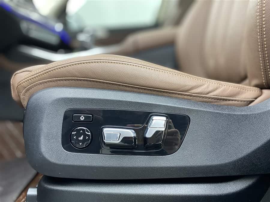 BMW X7 2021 car image #25