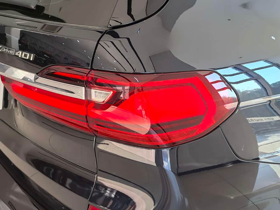 BMW X7 2021 car image #25